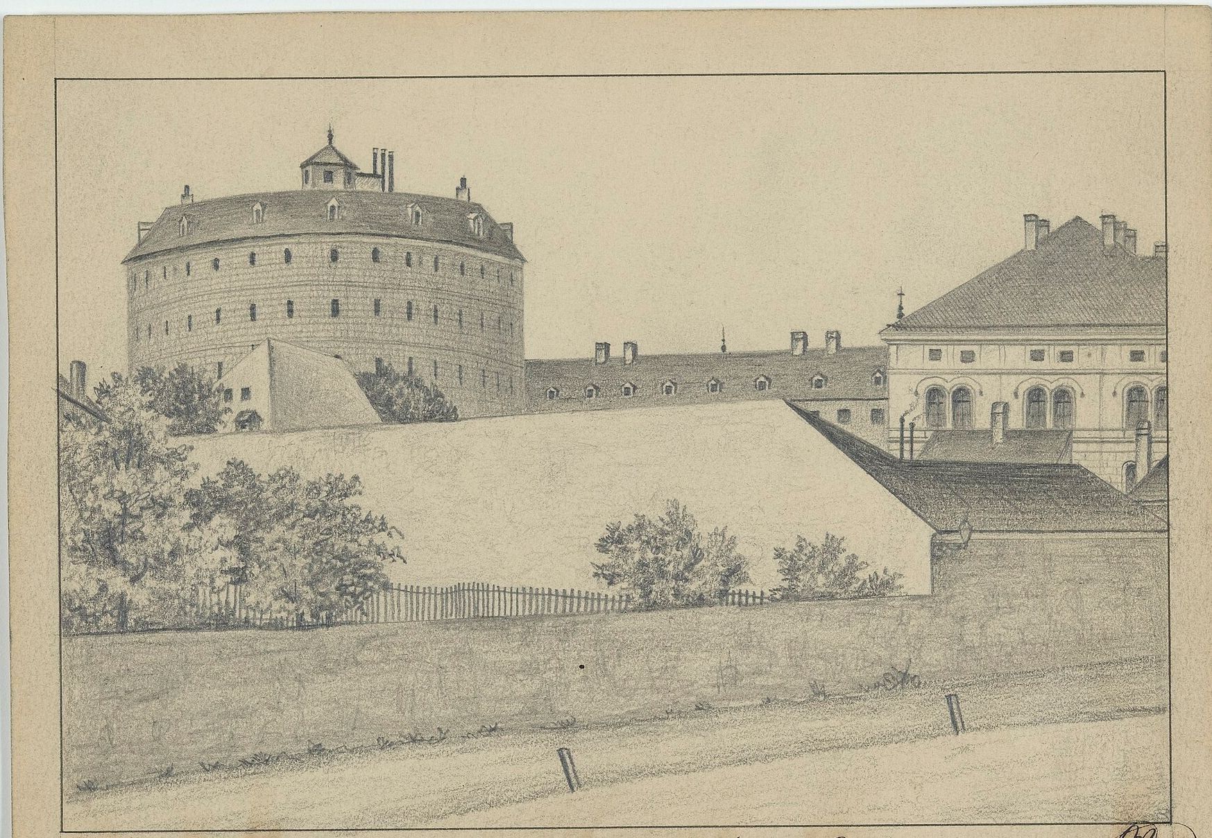 Dibujo a lápiz de una torre redonda y los edificios de un hospital detrás de una tapia.